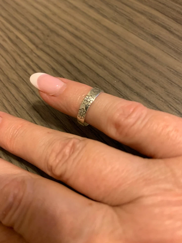 Anillo de plata de ley ajustable con 3 flores grabadas en negro Foto 2 de 2