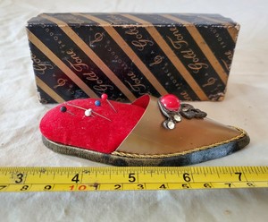 Vintage-Jameco-Gold-Tone-High-heel-Pin-Cushion-RED-VELVET-with-original-box