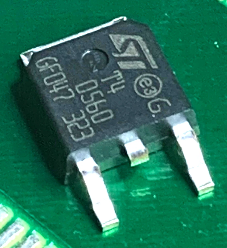 STMICROELECTRONICS T405-600B = T40-560B TRIAC 4A 600V IGT 5mA SMD