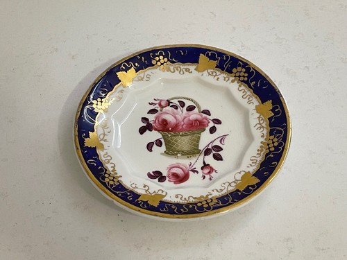 Antico piatto in porcellana con decorazione oro blu cobalto e cesto di rose rosa - Foto 1 di 16