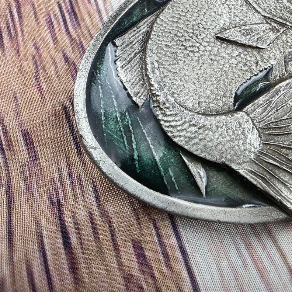 Hebilla de cinturón de pez lubina vintage 1977 bergamota latón funciona hecho en EE. UU. regalo de pesca Foto 2 de 4