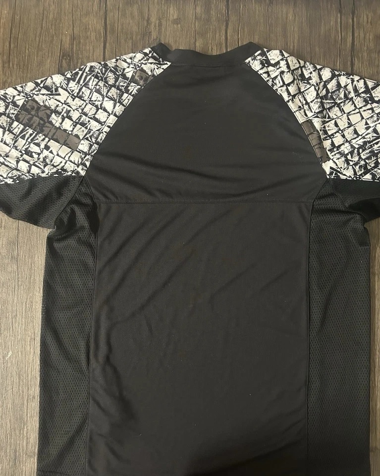 Camiseta Dakine Thrillium S/S UPF elástica anti microbiana/odor preta masculina tamanho G - Imagem 2 de 4