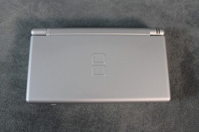 Nintendo DS Lite Handheld-Spielkonsole - Metallic Silber - inkl. Ladekabel