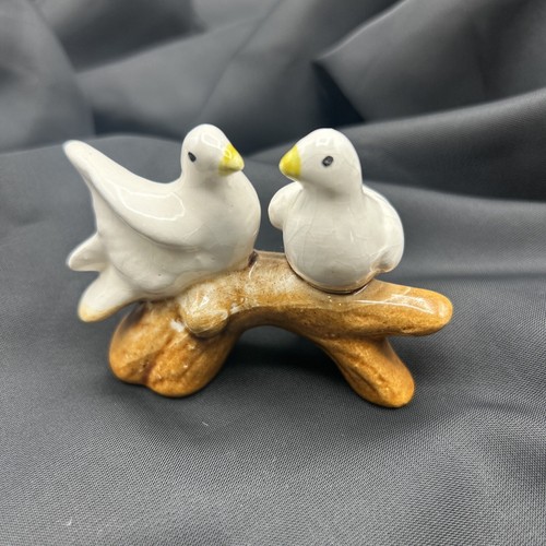 Miniatur Vintage Porzellan Tauben sitzend auf einem Ast / handbemalt / Markenlos - Bild 2 von 4