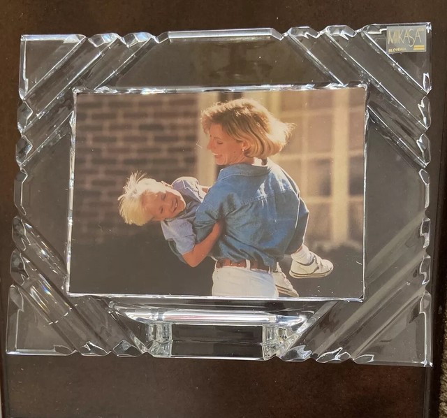 Mikasa Frosted Floral Oval Crystal Classic Memories 9" Frame for 5x7