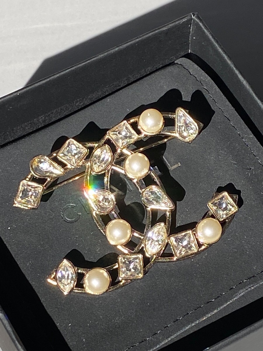 アクセサリー CHANEL/GOLD,Pearl,Pink 2019K CHANEL CLASSIC GOLD LARGE CC LOGO PEARLS CRYSTALS BROOCH PIN