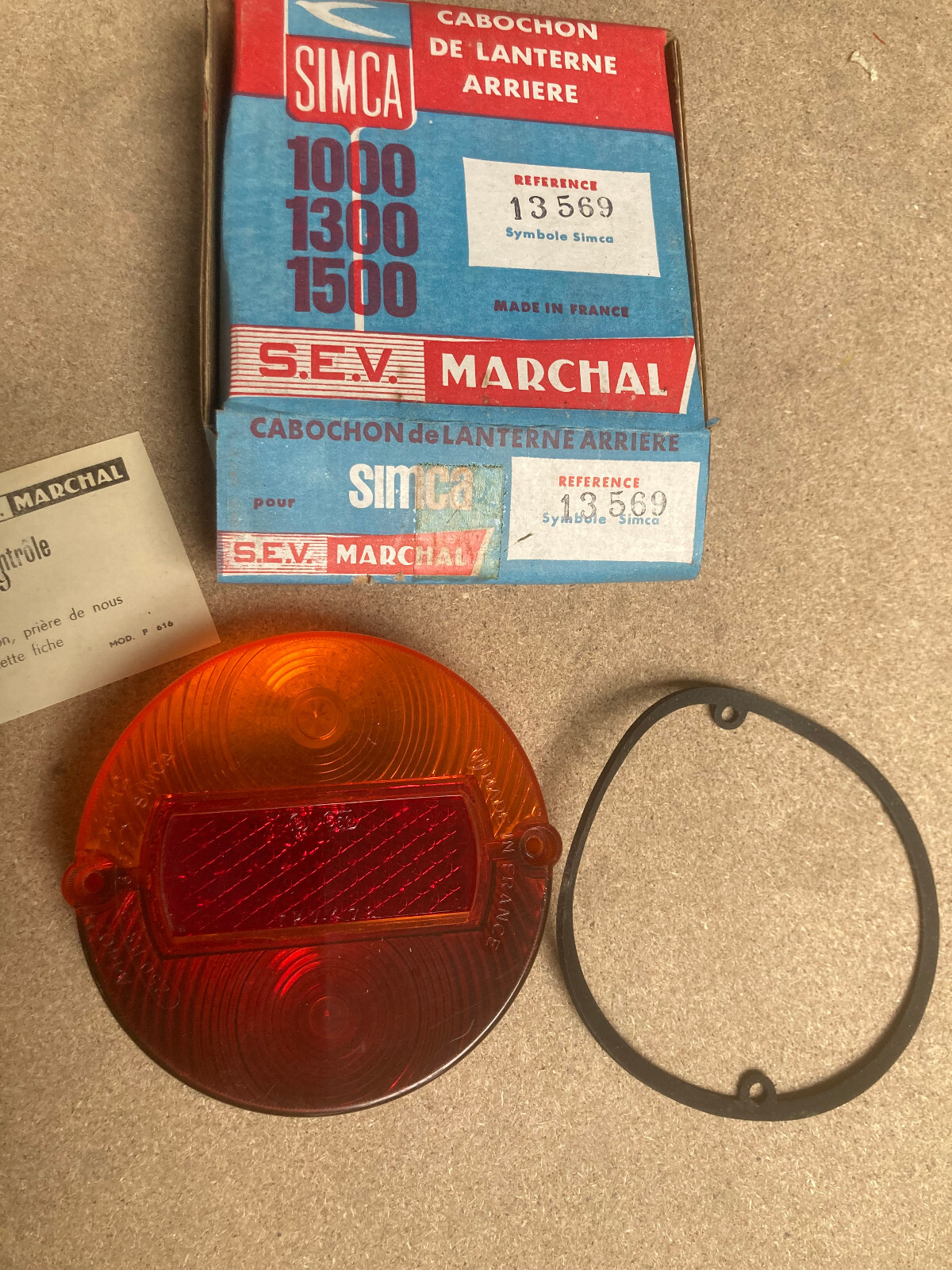 Cabochon Marchal 13569 neuf pour remplacer un feu arrière fêlé de Simca 1500