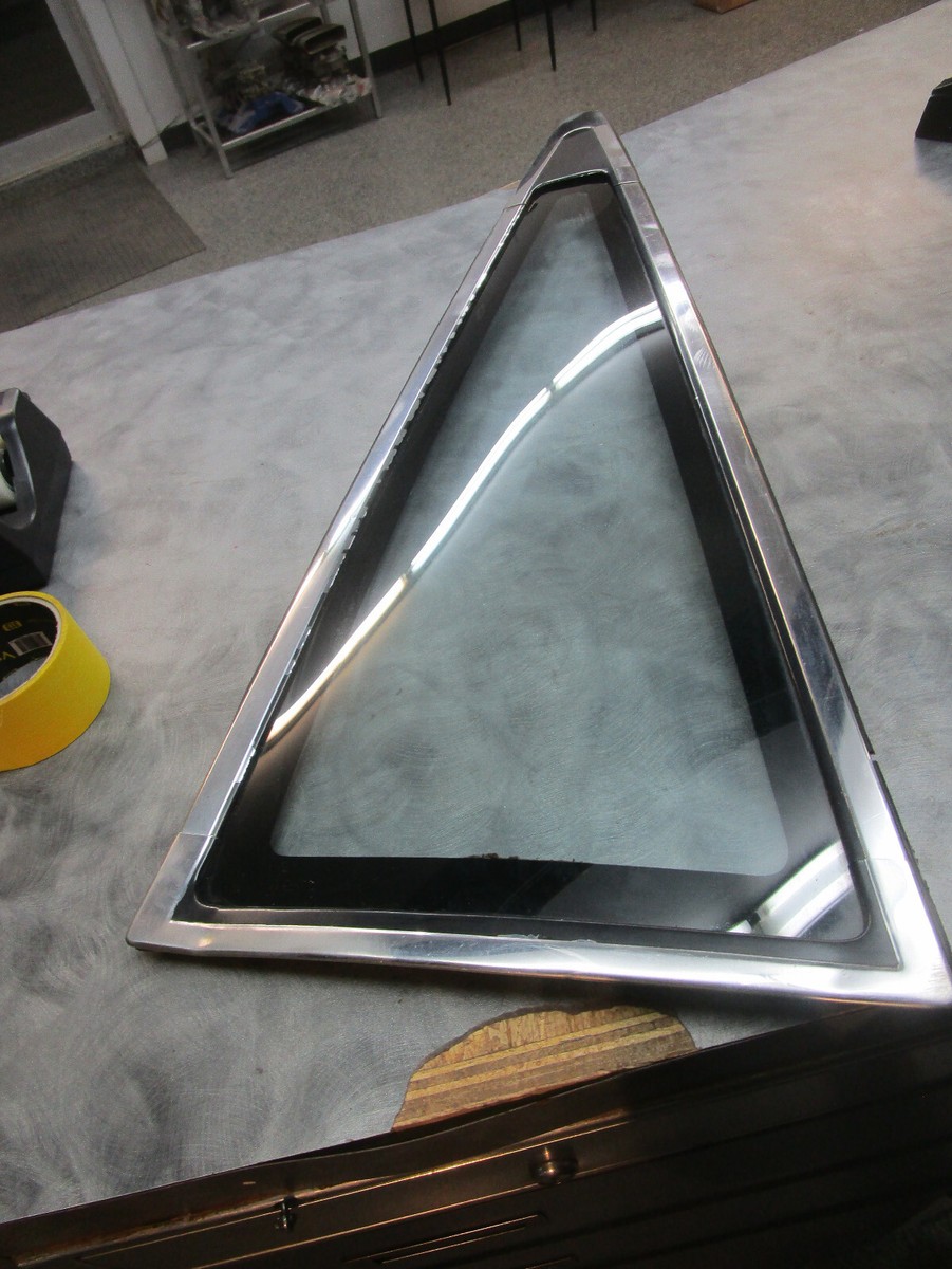 1984-1989 NISSAN 300 ZX QUARTER GLASS WITH MOLDING TRIM LEFT SIDE