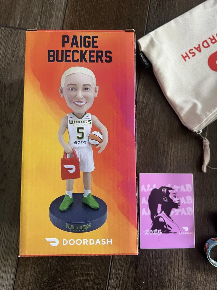 Paige Bueckers 摇头公仔 x DoorDash x Jason Markk WNBA 全明星 VIP 礼品套装 2025 — 第 2/3 张图片