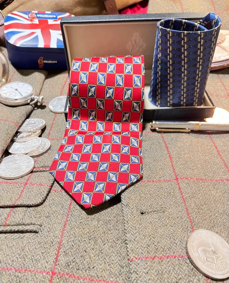 Corbata de diseñador PAUL FREDRICK 100 % seda roja, azul, plateada, dorada geométrica EE. UU. Foto 4 de 4