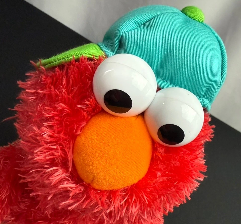 Peluche de béisbol Sesame Street Talking Singing Elmo 13”*FUNCIONA* Foto 3 de 4