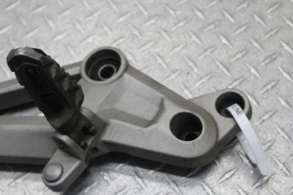 2009 DUCATI MONSTER 1100 APOIO PARA OS PÉS DIANTEIRO DIREITO PEG STEP 82411441B - Imagem 4 de 4