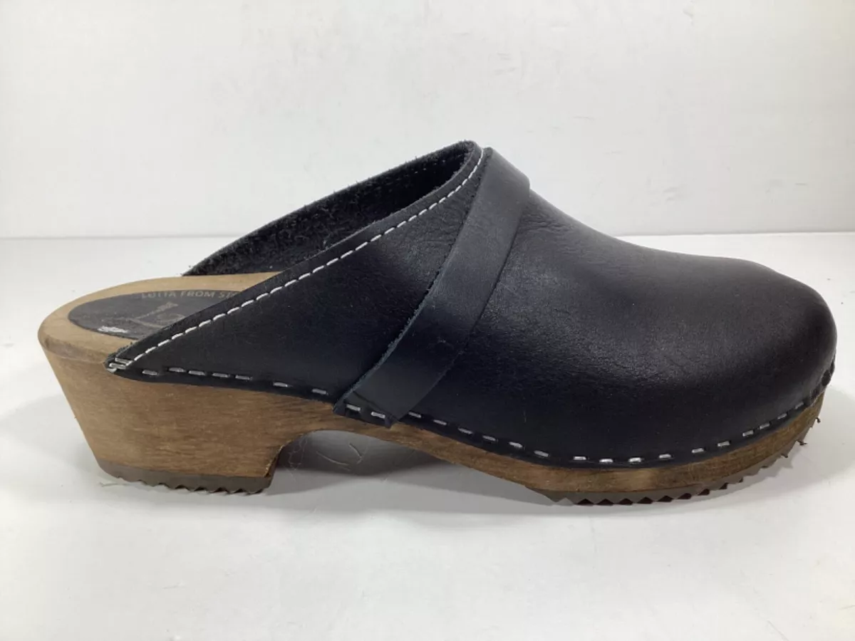 Lotta hotsell black clogs