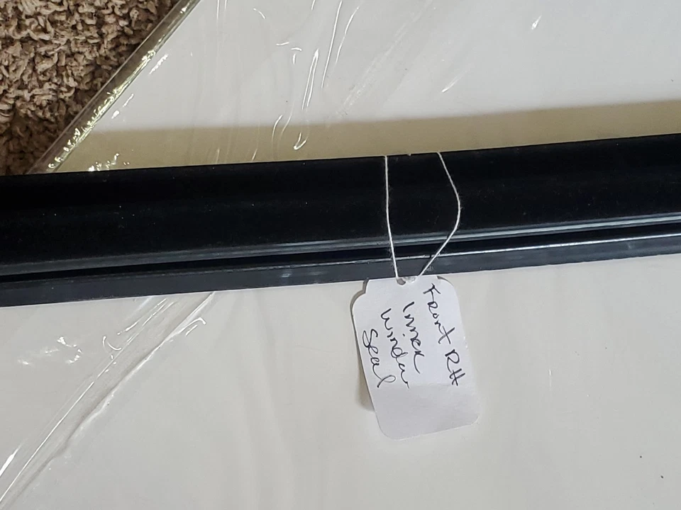 Sello de resistencia interior de la puerta delantera derecha GM 15138387 Chevy GMC Cadillac Foto 2 de 4