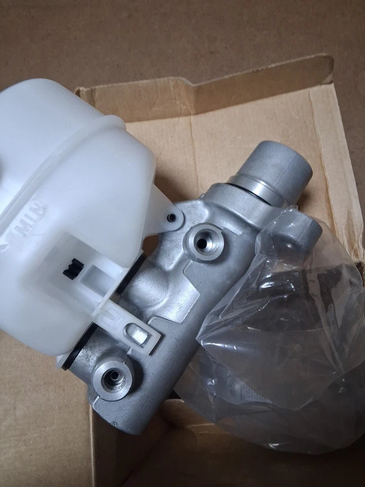 Cilindro maestro de freno Dorman M630949 para camioneta F450 F550 F250 F350 Ford 13-16 Foto 3 de 4