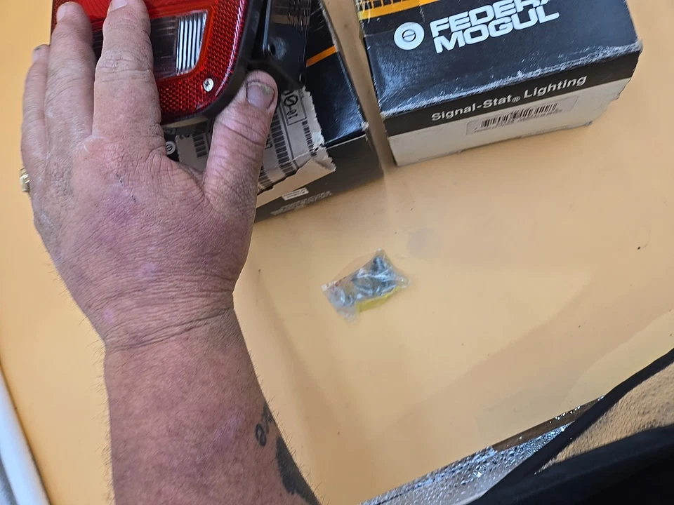 Federal Mogul 4013 Tail/Back Up Light Assembly, Signal-Stat 2 Pair - Image 4 of 4