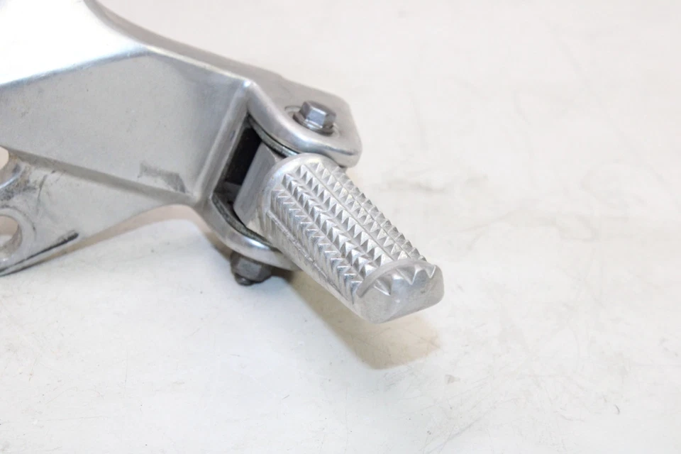 2002 YAMAHA YZF600R OEM RIGHT REAR BACK PASSENGER PEG - Imagem 2 de 4