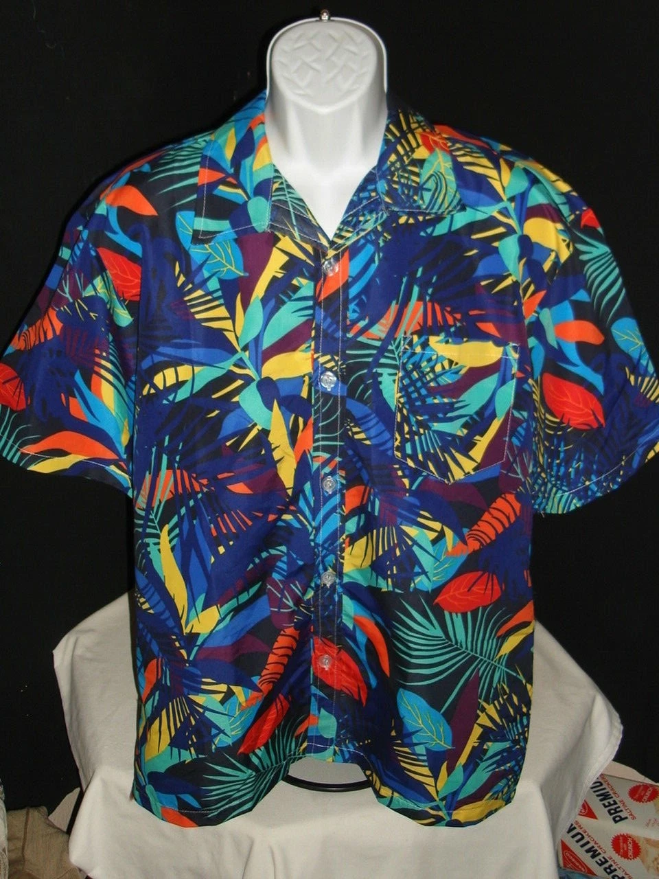 NWT TAILOR PAL LOVE MULTI COLOR LEAF PRINT 100% POLY S/S HAWAIIAN SHIRT SZ. L