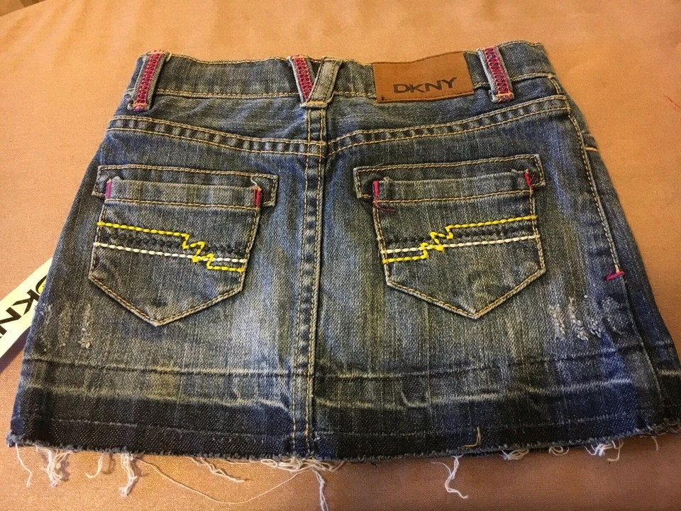 NUEVO CON ETIQUETAS 85% de descuento Falda vaquera DKNY para niñas con ropa interior incorporada, talla 24 meses $32 Foto 3 de 4