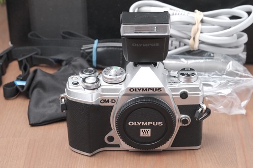 Olympus OM-D E-M5 Mark III 20.4MP Camera Body - Black w/Flash, Charger, Box