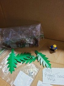 LEGO 1889 Pirates I-Pirate's Treasue Hold-- with minifigure 
