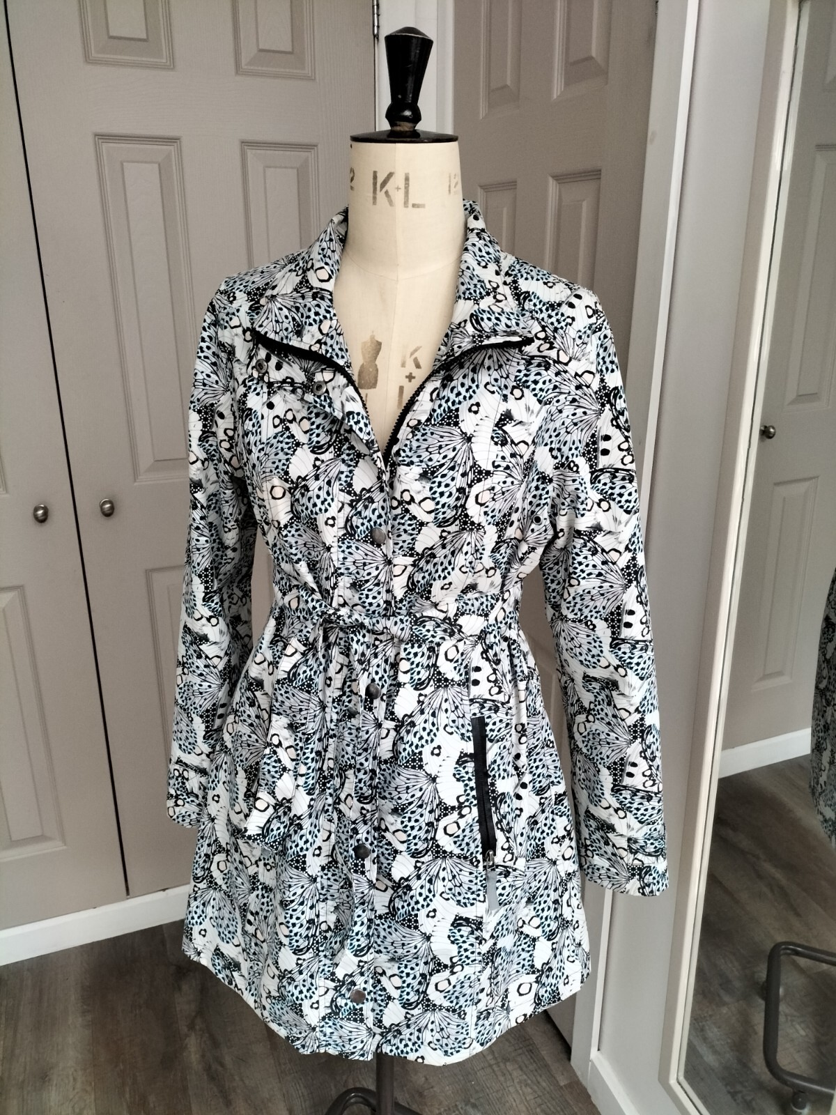 ETAGE GREY & BLUE BUTTERFLY PRINT RAINCOAT. OPTIONAL HOOD & BELT.SIZE