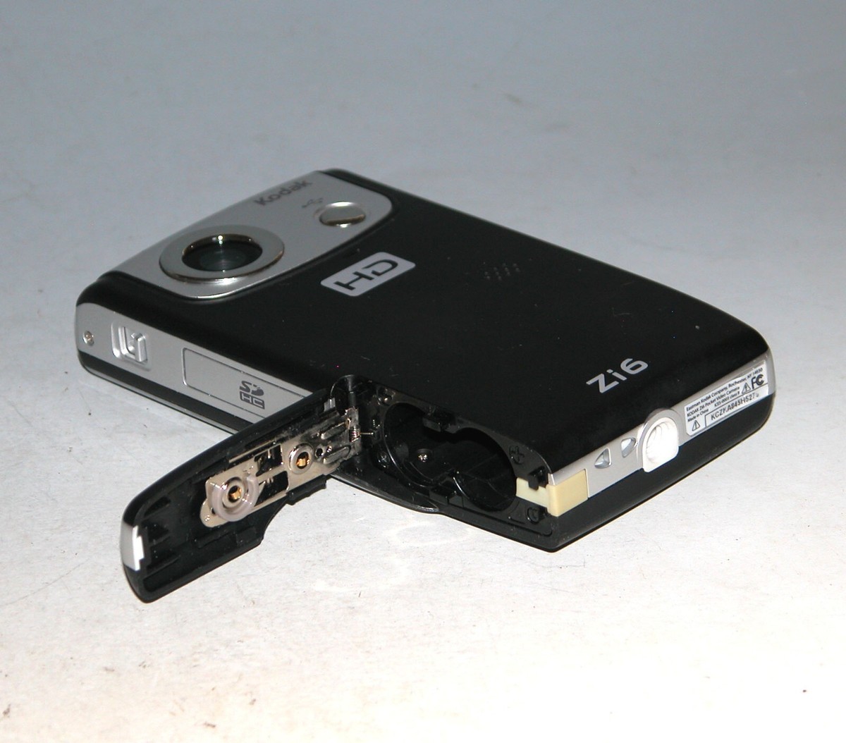 ビデオカメラ Kodak Zi6 Kodak Zi6 (Pink) HD pocket video camera at Crutchfield