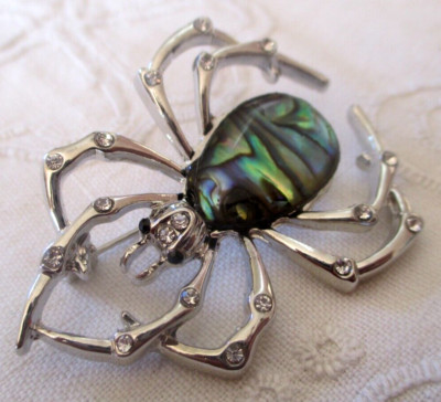 Broche Animalière Araignée Argentée – Cristaux, Nacre – Bijou Vintage