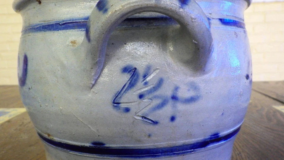 Vasija antigua de cobalto de gres gris esmaltado con sal del siglo XIX 2 asas - marcada 2 1/2 P Foto 3 de 4
