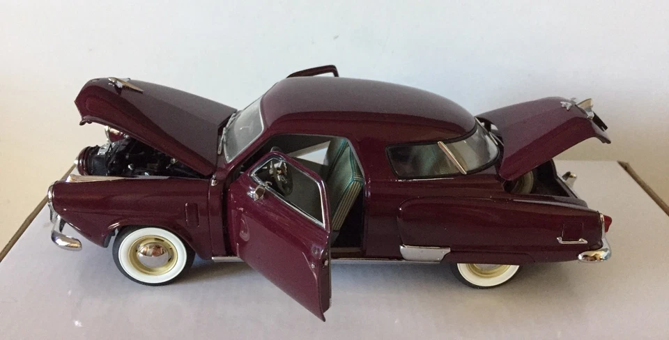 Danbury Mint 1951 Studebaker Commander Coupe Burgundy 1:24 Missing Door Handles - Image 3 of 4