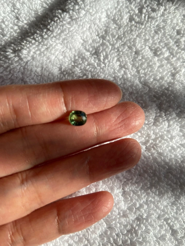 1.3 carats bi color natural sapphire - Image 2 of 4