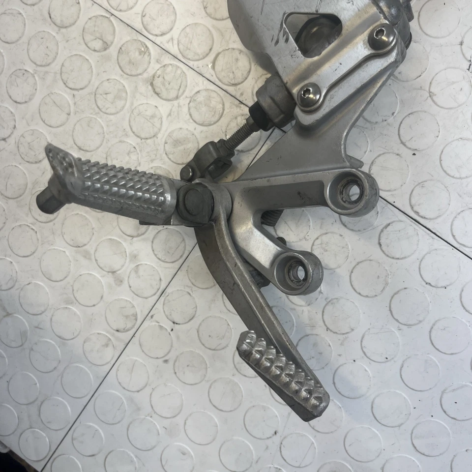 Conjunto de freno trasero Suzuki-GSXR600 2004-2005 OEM Foto 3 de 4