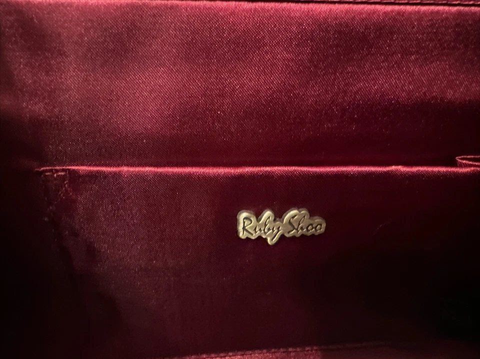 Bolso clutch vintage Ruby Shoo granate con arco Sydney sobre azul Foto 4 de 4