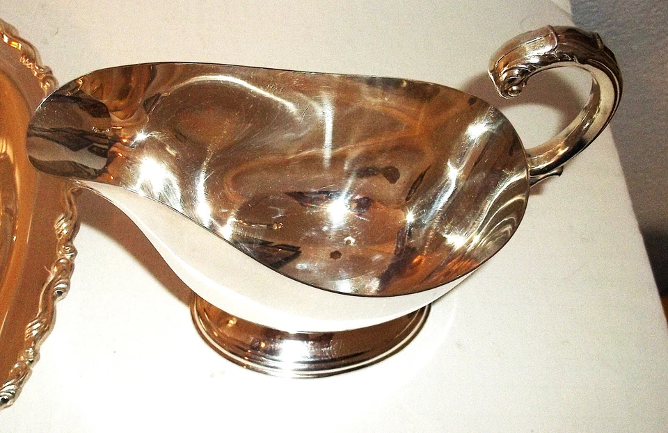 Vintage Oneida silverplate "Georgian Scroll" Gravy/Sauce Boat & Tray! Excellent! - Image 4 of 4