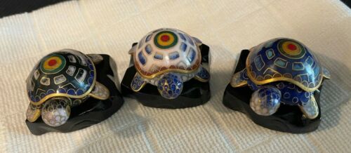 LOT OF 3 SMALL CLOISONNE TURTLE TORTOISE TRINKET BOXES W/INDIVIDUAL WOOD STANDS  - 第 1/9 張圖片
