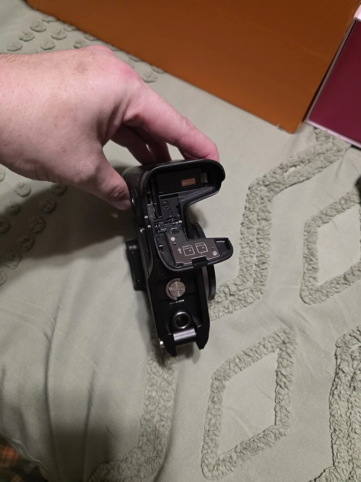 Solo cuerpo de cámara Canon RP, con tapa y 2 pilas y empuñadura, como nuevo Foto 3 de 4