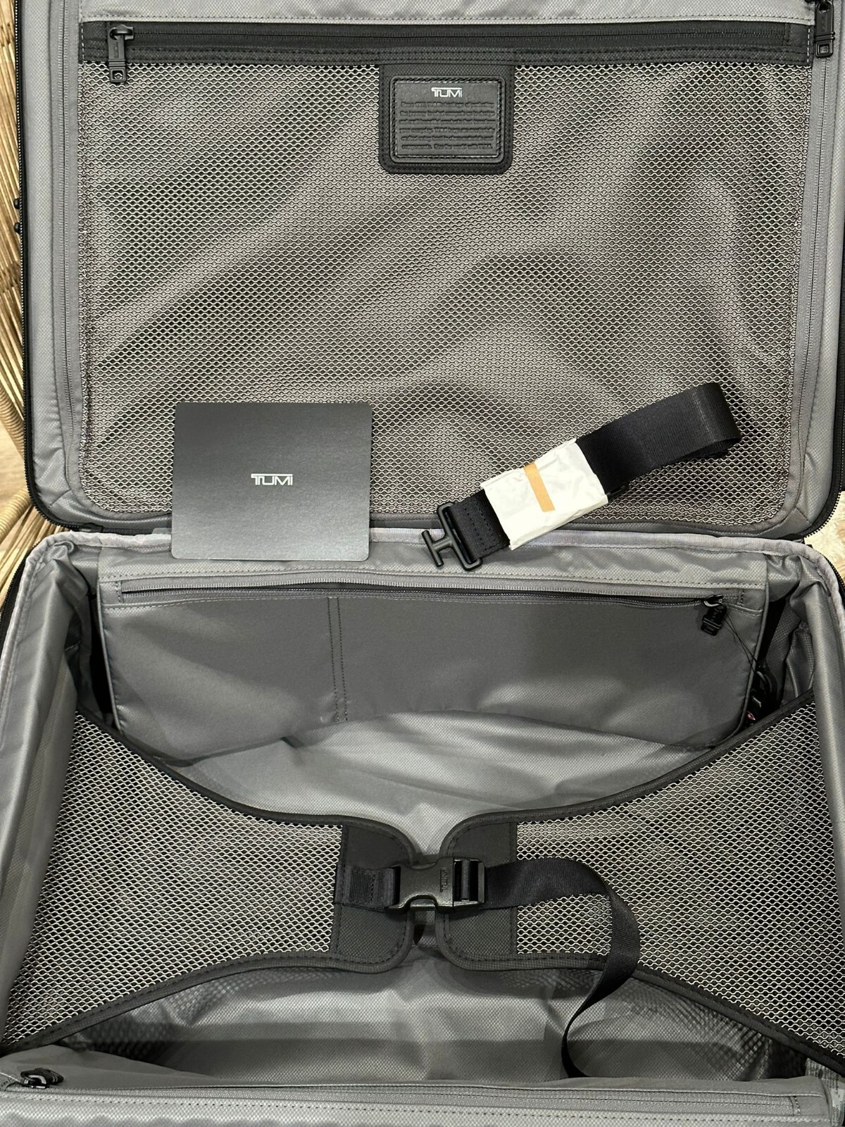 Tumi Continental Expandable Alpha 2 22" Carry On 2 Wheeled Luggage