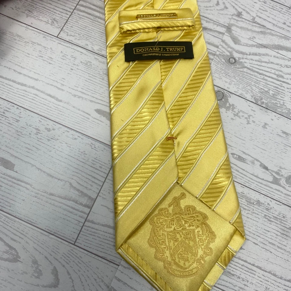Corbata de seda a rayas amarillas Donald J Trump Signature Collection para hombre Foto 2 de 3