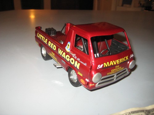 LITTLE RED WAGON BILL MAVERICK GOLDEN JOHNNY LIGHTNING 1/24 CAST DODGE TRUCK - Picture 3 of 17