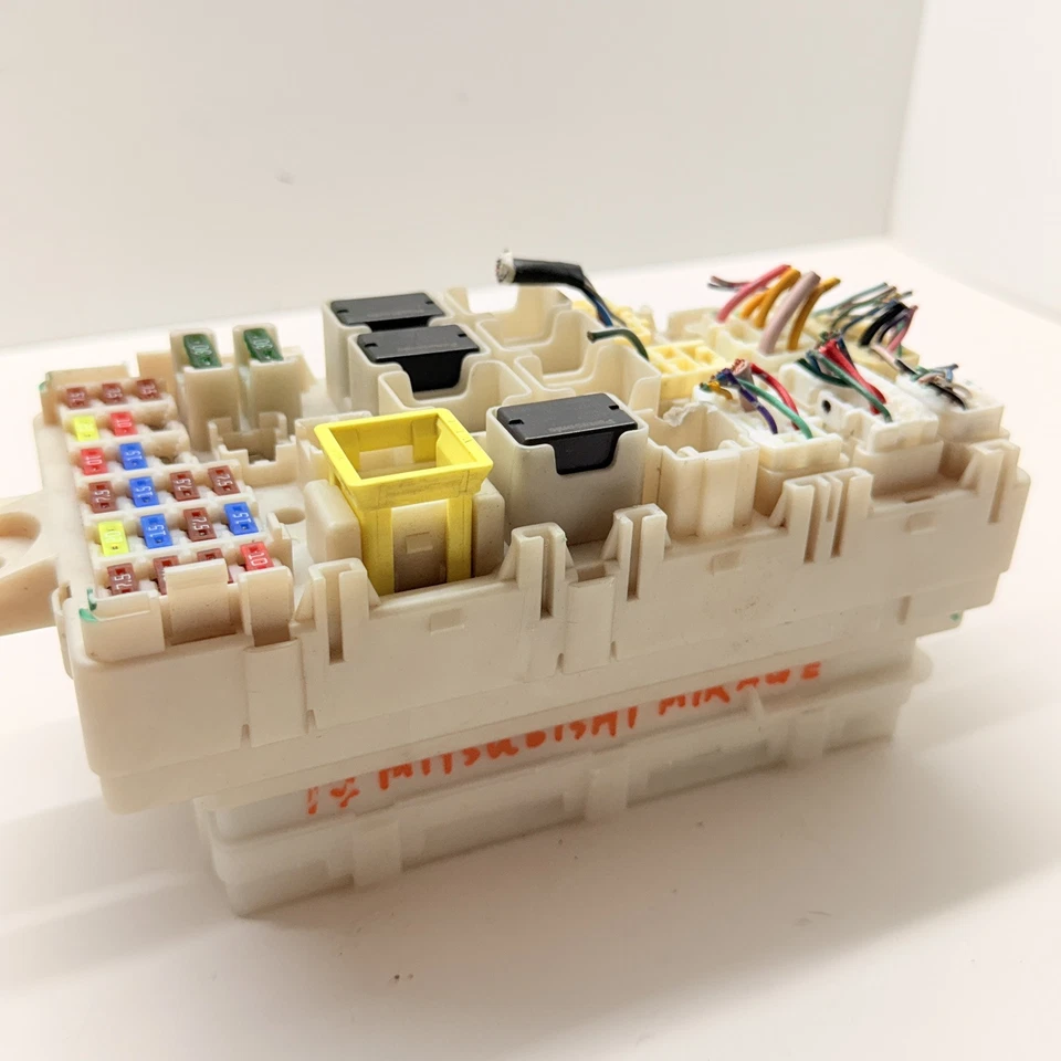 Módulo de control de carrocería de caja de fusibles Mitsubishi Mirage 2017 BCU BCM 8637B972 OEM Foto 2 de 4