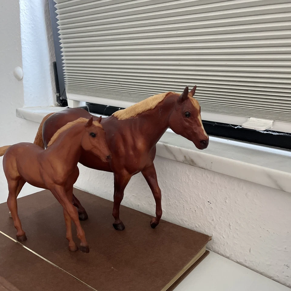 Breyer Modelpferd Traditional  Westernpferd Fuchs mit Fohlen alt  - Bild 3 von 4