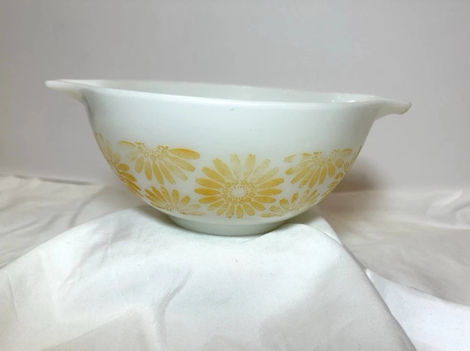 复古 Pyrex 白色向日葵雏菊 #442 灰姑娘嵌套混合碗 1 1/2 夸脱 — 第 2/4 张图片