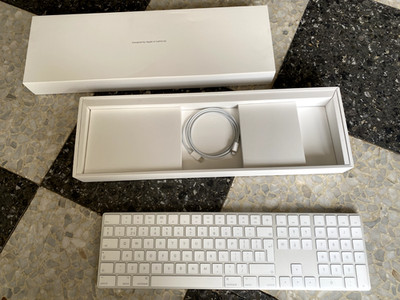 NEW Apple Magic Keyboard with Numeric Keypad (2017) A1843 QWERTY, USB, Bluetooth