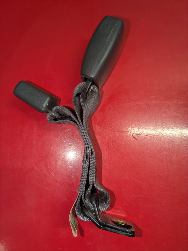 Pestillo del cinturón de seguridad trasero para pasajeros Pontiac Grand Prix 2004-2008 (OEM) Foto 2 de 4