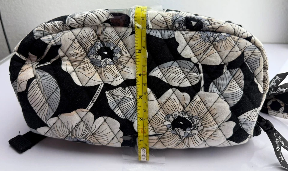 Mochila acolchada con patrón de camelia retirada Vera Bradley funda acolchada para portátil. Foto 4 de 4