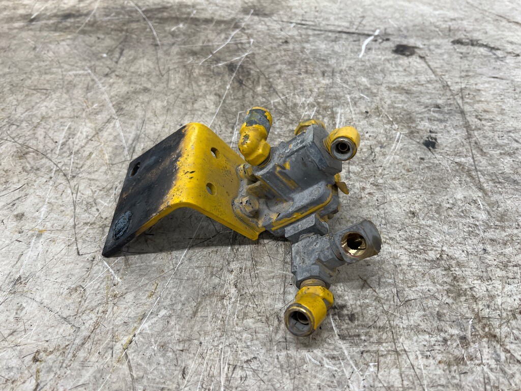 Mack Bendix QR-1C Quick Release Valve 289714 From 2017 Mack CXU613