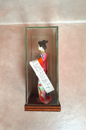 Vintage Japanese Geisha Doll in glass case - Picture 3 of 9