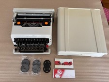 Macchina da scrivere Olivetti Valentine bianca