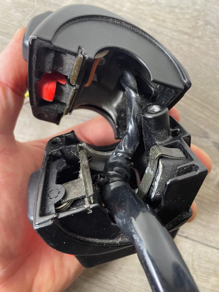 Genuine Harley-Davidson 2008-2013 Police Road King Left Switch Assembly 70358-96 Foto 3 de 4