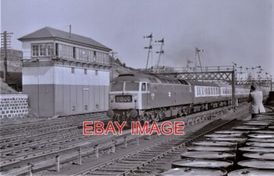 FOTO KLASSE 47 NUMMER 47038 LEITET EIN SÜDLICHER ZUG VORBEI AM STELLWERK AT